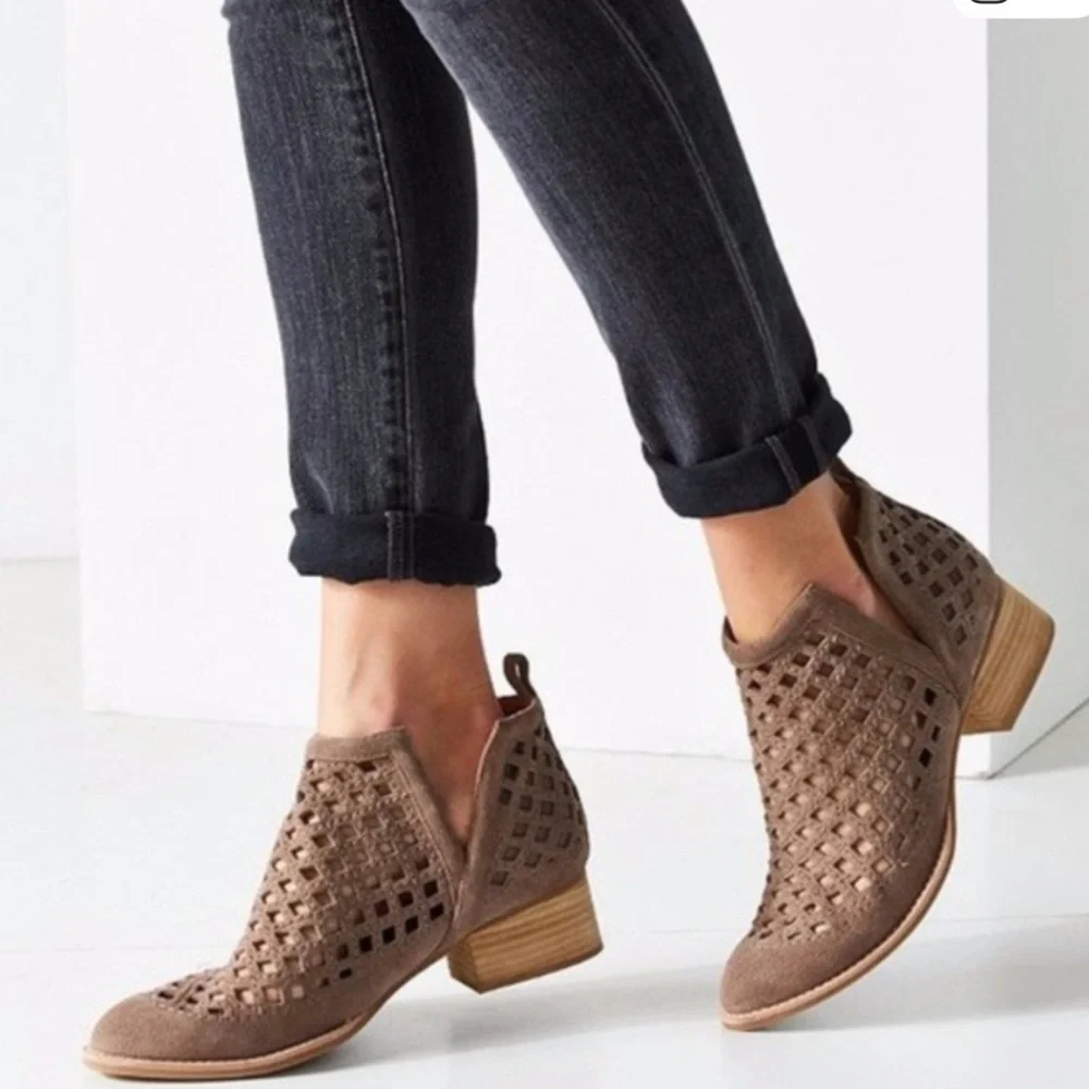 JEFFREY CAMPBELL Taggart Ankle Booties Taupe Suede Size 7.5 Excellent Condition